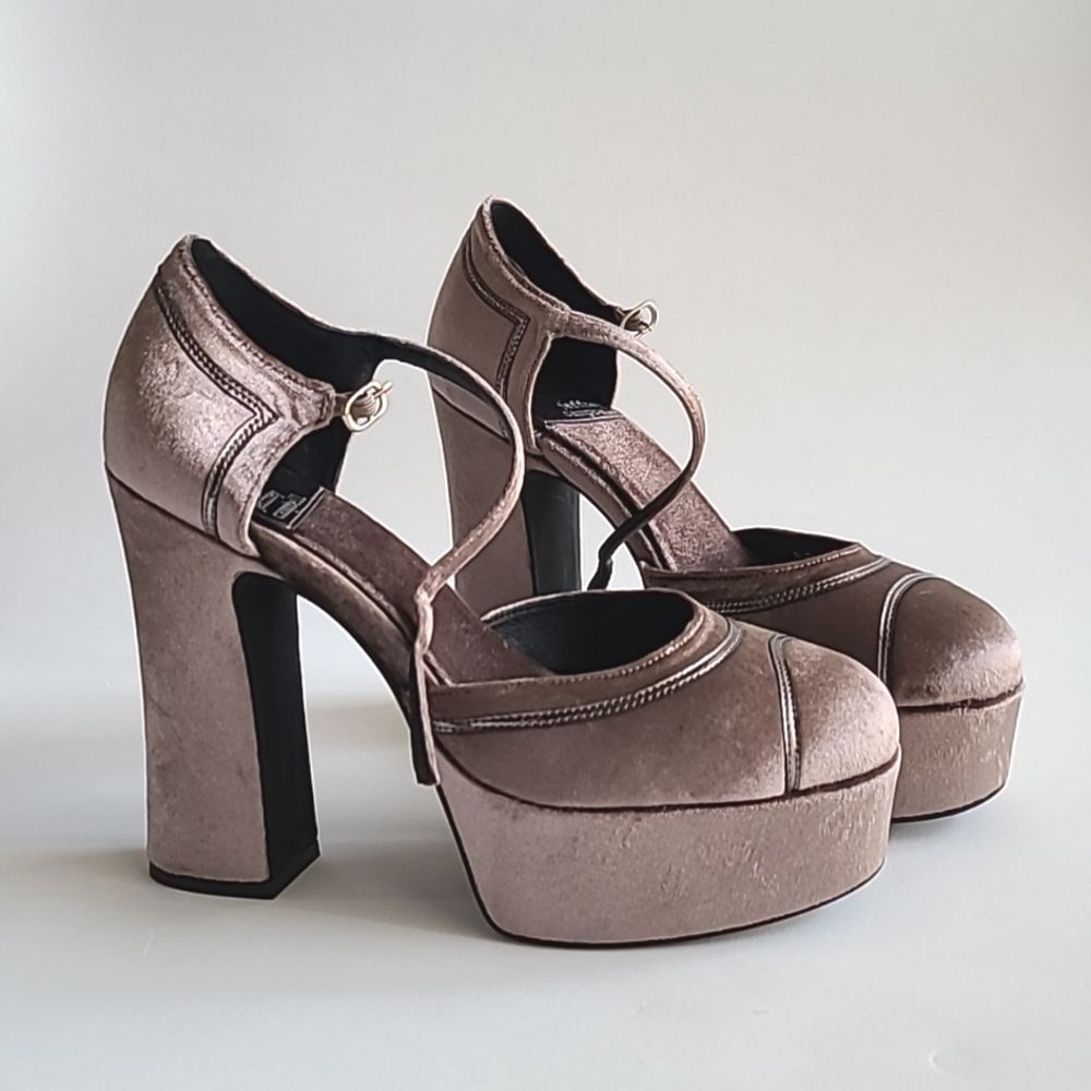 JEFFREY CAMPBELL Low Down Platform Pump